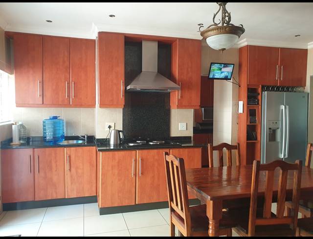 4 BEDROOM HOUSE FOR SALE IN EDGEMOUNT ESTATE